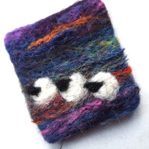 Broche de oveja de fieltro con aguja: Moorland Art, lana y seda
