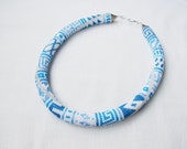 Anweisung Halsreif weiß blaue Perle häkeln Seil häkeln Halskette griechische Mäander