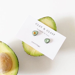Avocado-Ohrringe – wunderschöner handgefertigter Polymer-Ton-Schmuck von Clay & Verschluss