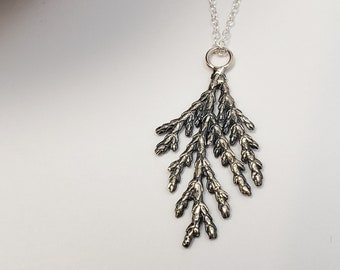 Wacholderzweig-Halskette aus oxidiertem Silber, botanischer Schmuck