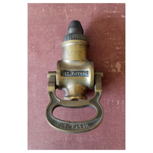 May include: Brass garden hose nozzle with a handle and a lever to switch between a full jet and a diffused jet. The nozzle is labeled "Jet Diffuse" and "Jet Plein".