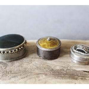 Könnte beinhalten: Rustikales Holzschild mit dem Text "Welcome to our home" in weißer Schrift. Das Schild hat eine Used-Optik und ein schlichtes, einladendes Design, ideal für die Eingangsbereichsdekoration.