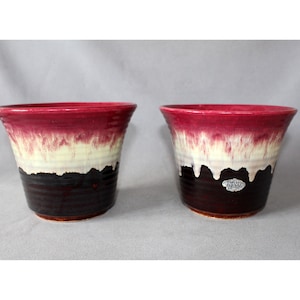 Op de afbeelding: Een rustiek houten bord met de tekst "Welcome to our home" in witte letters. Het bord heeft een verweerde afwerking en een eenvoudig, uitnodigend ontwerp.