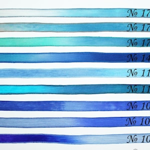 Fitas de crepe de seda pura tingidas à mão com textura amassada, de 39 a 40 polegadas de comprimento. Pulseira de tecido para o pulso na cor azul.