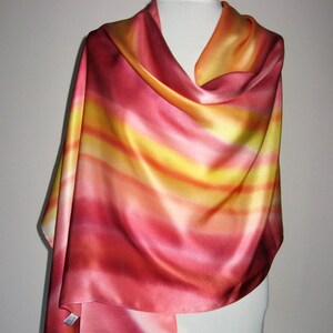 Sciarpa da sera/matrimonio in pura seta satinata dipinta a mano nei colori rubino, salmone e giallo. Un regalo squisito e lussuoso per lei.