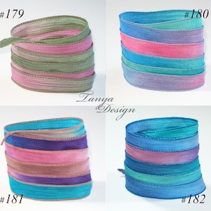 Op de afbeelding: Vier spoelen met gekleurd zijden lint, elk met een andere kleurencombinatie. De linten zijn in een vierkant patroon gerangschikt, met elke spoel in een andere hoek. De linten zijn allemaal ongeveer 6 mm breed. De spoelen zijn genummerd 179, 180, 181 en 182.