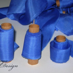 Klassisches blaues Seidenband handgefärbt. Hochzeit Brautstrauß Seidenbänder. 100% reine Seide Habotai Band mit ausgefransten Kanten 3 Meter lang.