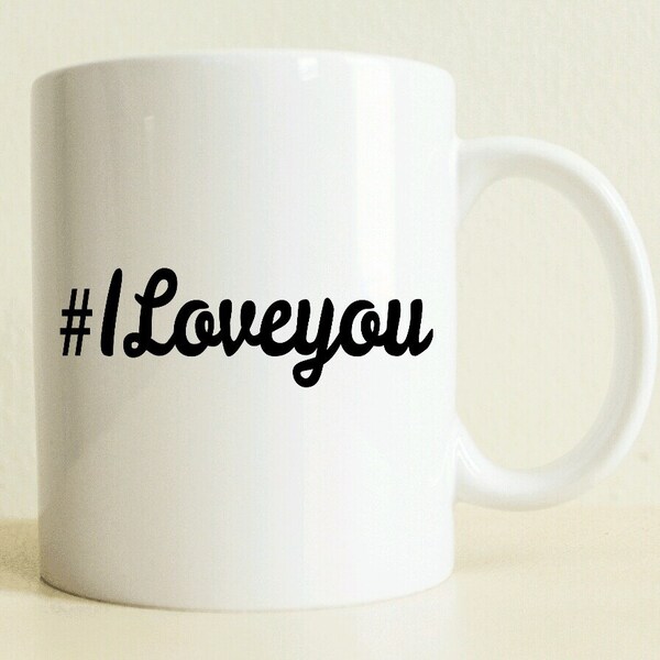 Hashtag personnalisé cadeau Mug #iloveyou | Hashtag cadeau | Une tasse de café | Cadeau de fiançailles pour elle | Cadeau pour femmes | Good Vibes seulement | Cadeau romantique
