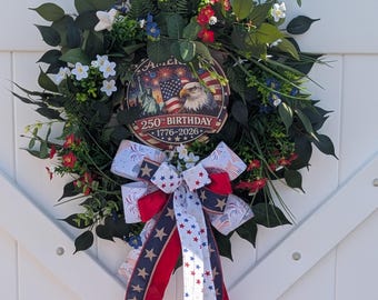 Corona de vid conmemorativa del 250 aniversario estadounidense, mide 23 pulgadas de diámetro por 5 pulgadas de profundidad.