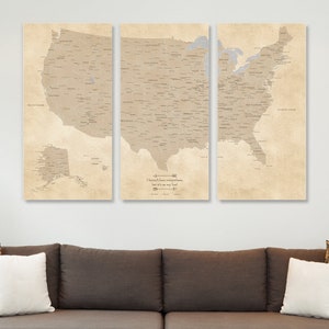 Puede incluir: Un mapa de los Estados Unidos en tres paneles con un aspecto vintage. El mapa está impreso sobre un fondo beige e incluye los 50 estados. El texto "No he estado en todas partes, ¡pero está en mi lista!" está impreso en el panel central.