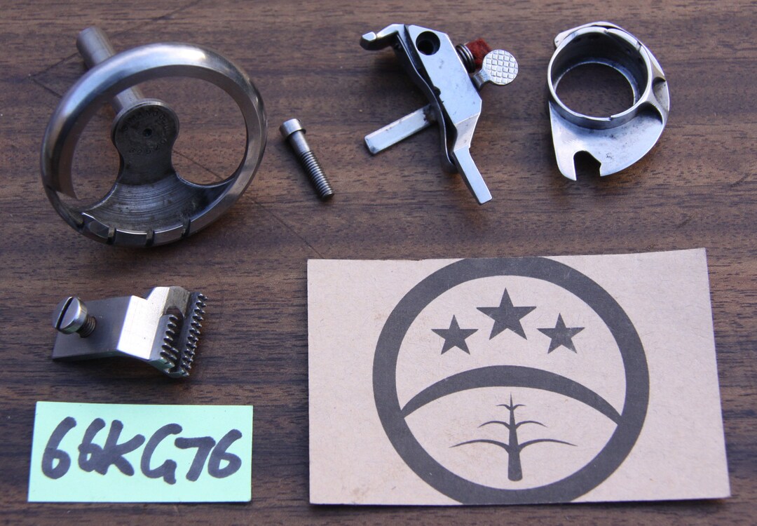 Singer Sewing Machine Bobbin Housing / Case / Shuttle Assembly From A