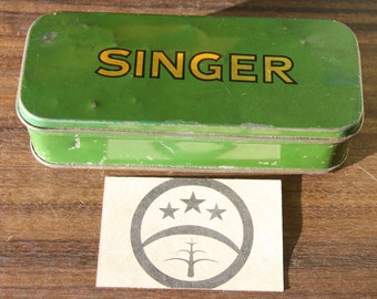 Machine à coudre Singer, lot de pieds/accessoires dans une boîte métallique verte - rare - sympa !