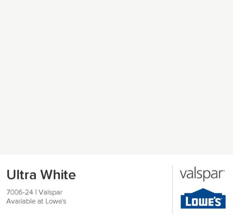 Puede incluir: Muestra de color de pintura Ultra White de Valspar, disponible en Lowe's. El color es un blanco muy claro, casi blanco roto. La muestra est&aacute; etiquetada con el nombre del color, el c&oacute;digo de color 7006-24 y el nombre de la marca Valspar.