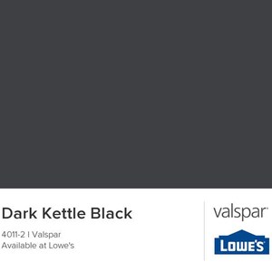 Puede incluir: Muestra de color de pintura Dark Kettle Black de Valspar, disponible en Lowe's. El color es un gris oscuro profundo.