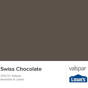 Puede incluir: Muestra de color de pintura Swiss Chocolate, un tono marr&oacute;n oscuro, con el logotipo de Valspar y el texto "3010-10 | Valspar Disponible en Lowe's".