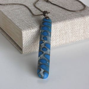 Collar colgante de vidrio azul cálido hecho a mano