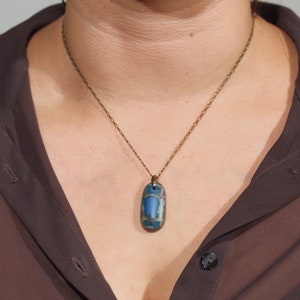 Pequeño collar colgante de vidrio azul cálido hecho a mano