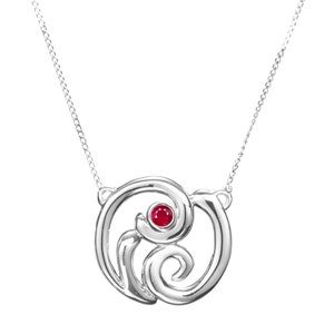 Op de afbeelding: Een zilveren ketting met een ronde hanger met een rode edelsteen en een ingewikkeld swirl-ontwerp.
