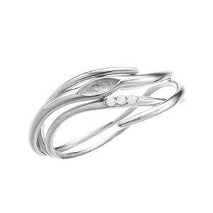 Può includere: Un anello d'argento con un design delicato e organico, che presenta un dettaglio a forma di foglia e tre piccoli diamanti.