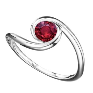 Könnte beinhalten: Ein silberner Ring mit einem roten Edelstein, der in einem Wirbeldesign gefasst ist.