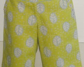 Bermudas ;  hits au-dessus du genou avec fermeture-éclair avant et ceinture distinctif.  Midrise.