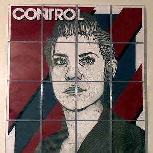 Könnte beinhalten: Eine Schwarzweißillustration einer Frau mit kurzen Haaren. Die Frau trägt eine schwarze Jacke und hat einen ernsten Gesichtsausdruck. Der Hintergrund ist ein rotes und blaues geometrisches Muster. Das Wort "CONTROL" ist in weißen Buchstaben oben im Bild gedruckt.