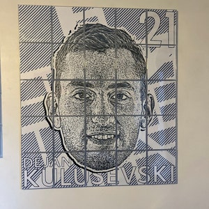 オリジナル Dejan Kulusevski CD ケース ポップアート 24.125 インチ x 28 インチ