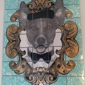 Puede incluir: Una ilustración en blanco y negro de un perro con un sombrero negro y una pajarita. El perro está enmarcado en un marco dorado y negro adornado con un fondo de patrón azul verdoso y blanco.
