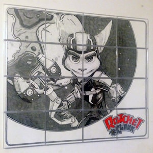 Könnte beinhalten: Eine Schwarzweiß-Bleistiftzeichnung von Ratchet & Clank. Ratchet ist ein Lombax mit einem Schraubenschlüssel in der Hand. Die Zeichnung befindet sich auf einem weißen Hintergrund mit einem Gittermuster.