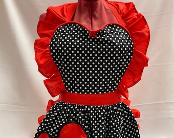 Delantal completo estilo retro vintage de los años 50 / Pinny con parte superior y bolsillo en forma de corazón - Lunares blancos y negros con ribete rojo