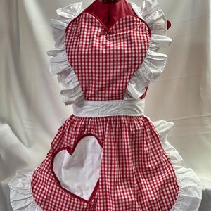 Tablier complet de style rétro vintage des années 50 avec haut en forme de coeur et poche - Vichy rouge et blanc avec bordure blanche