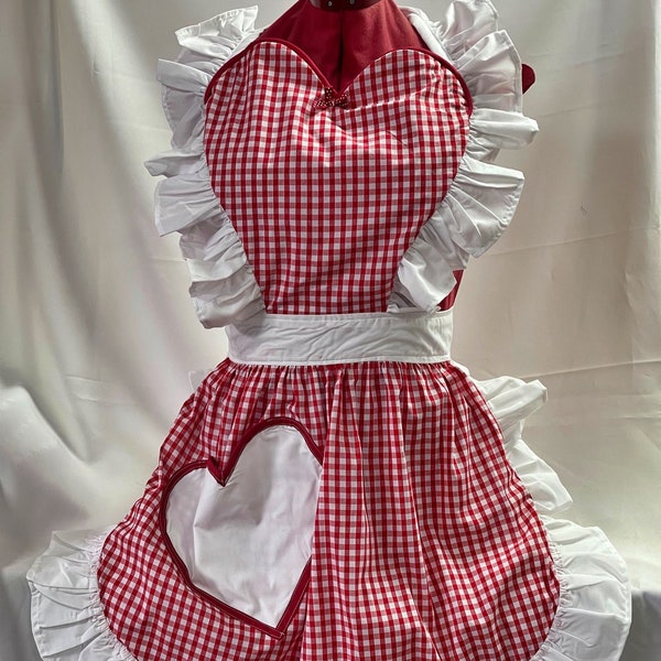 Delantal completo estilo retro vintage de los años 50 / Pinny con parte superior y bolsillo en forma de corazón - Cuadros rojos y blancos con ribete blanco