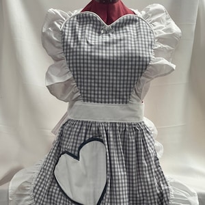 Delantal completo estilo retro vintage de los años 50 / Pinny con parte superior y bolsillo en forma de corazón - Gingham gris y blanco con ribete blanco