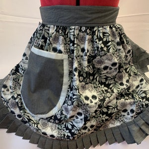 Meio avental/pinny retrô vintage estilo anos 50 - caveiras e rosas em cinza com guarnição cinza