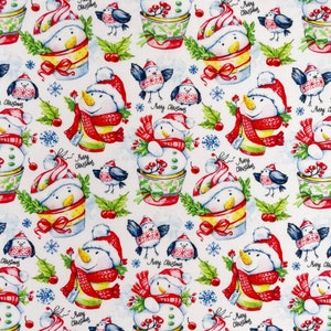 以下が含まれることがあります： 赤、白、青の雪だるまが繰り返しパターンで描かれた白い背景。雪だるまは赤いマフラーと帽子をかぶり、ヒイラギの枝を持っています。背景は赤い実、雪片、そして「メリークリスマス」の文字で飾られています。