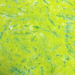 Puede incluir: Una tela verde con un patrón de hojas blancas y azules. La tela tiene un diseño de estilo batik.