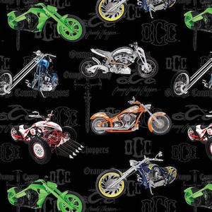 以下が含まれることがあります： 黒い背景に、カスタムバイクの繰り返しパターンが描かれています。バイクは緑、オレンジ、青、白など、さまざまな色で描かれています。パターン全体に「オレンジカウンティチョッパーズ」というテキストが繰り返されています。