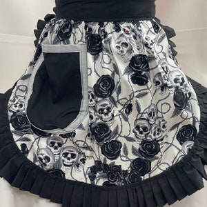 Avental estilo retrô vintage anos 50 / Pinny - Caveiras e rosas em branco com acabamento preto