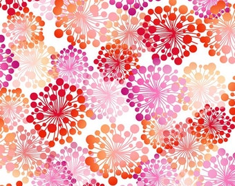 Op de afbeelding: Een naadloos patroon met gestileerde roze, rode en oranje bloemen met witte centra. De bloemen zijn willekeurig gerangschikt op een witte achtergrond.