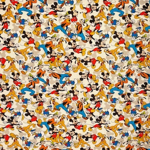 以下が含まれることがあります： ミッキーマウスと他のディズニーキャラクターが繰り返し描かれたカラフルな生地。生地は白で、赤、黄、青、黒など様々な色が使われています。