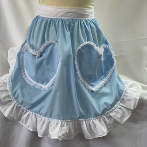 Half schort in retro vintage jaren 50-stijl met 2 hartvormige zakken met kant afgezet met kant - lichtblauw