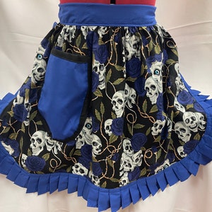 Meio avental/pinny retrô vintage estilo anos 50 - caveiras e rosas em preto com guarnição azul