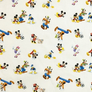 Peut inclure: Un tissu blanc avec un motif répété de Mickey Mouse et ses amis. Les personnages sont représentés dans diverses poses, notamment en train de faire du sport, de tenir des objets et d'interagir les uns avec les autres. Le tissu est parfait pour les projets d'artisanat, tels que le quilting, la couture et le scrapbooking.