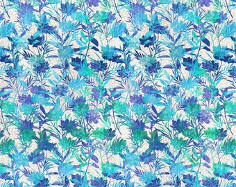 Könnte beinhalten: Ein Blumenmuster mit blauen und türkisfarbenen Blumen und Blättern. Das Design ist vor einem gesprenkelten, cremefarbenen Hintergrund angeordnet. Die Blumen und Blätter sind mit verschiedenen Blau- und Türkistönen detailliert.