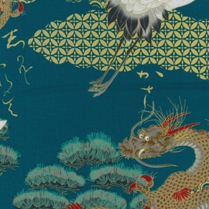 Puede incluir: Tela turquesa con un diseño de grúa dorada y blanca y un dragón dorado con detalles rojos. La tela también presenta un patrón repetitivo de círculos dorados.