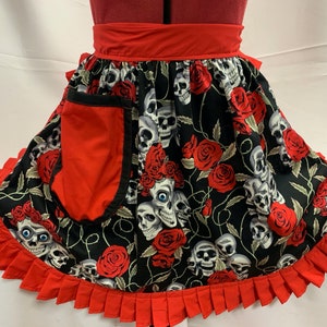 Meio avental/pinny retrô vintage estilo anos 50 - caveiras e rosas em preto com guarnição vermelha