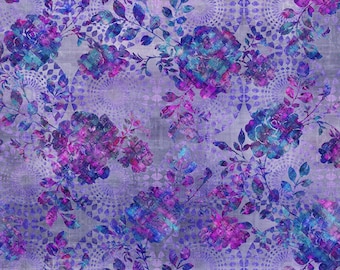 Könnte beinhalten: Ein nahtloses Muster mit einem floralen Design in Lila und Blau auf einem strukturierten Hintergrund. Die Blumen sind stilisiert und haben einen Aquarell-Effekt.