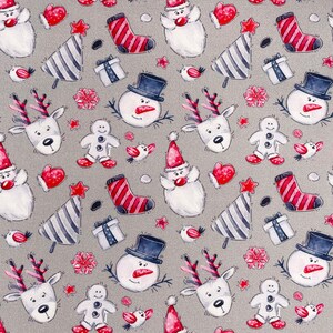 以下が含まれることがあります： グレーの背景に、クリスマスをテーマにしたイラストが繰り返し描かれています。イラストには、雪だるま、トナカイ、ジンジャーブレッドマン、サンタクロース、クリスマスツリー、靴下などが含まれています。イラストは赤、白、青の色合いで描かれています。