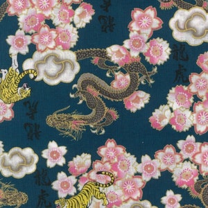 以下が含まれることがあります： ピンクと白の桜の花、黒い龍、黄色の虎が繰り返される模様の濃い青色の生地。生地は表面がざらざらしていて、わずかに光沢がある。