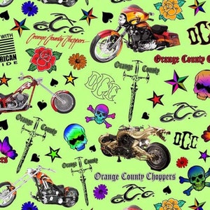 Op de afbeelding: Een groene achtergrond met een herhalend patroon van motorfietsen, schedels, sterren, harten en de tekst "Orange County Choppers".